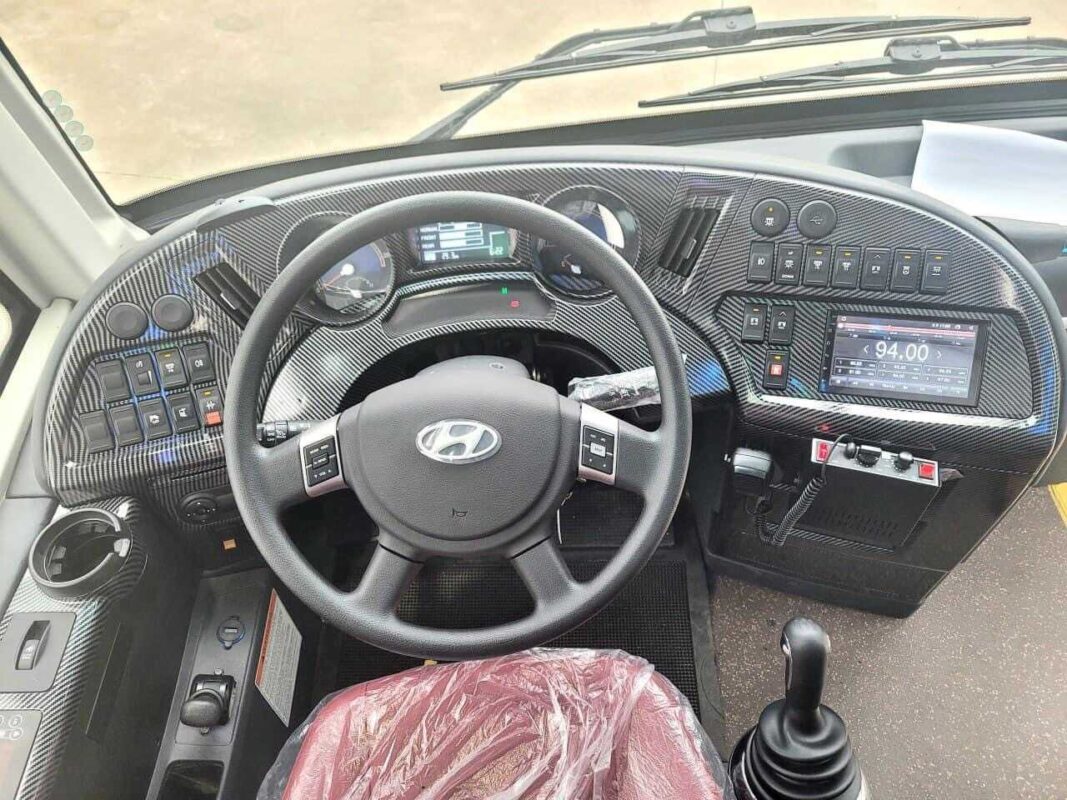 khoang lái hyundai exito